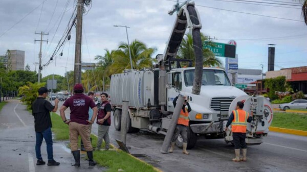 Continúan trabajos preventivos ante pronóstico de lluvias en Cancún