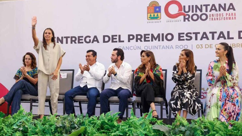 Ana Paty Peralta atestigua entrega de Premio Estatal de Turismo 2025