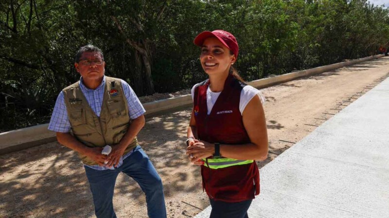 Recorre Ana Paty Peralta obra de mejora vial en calle 82