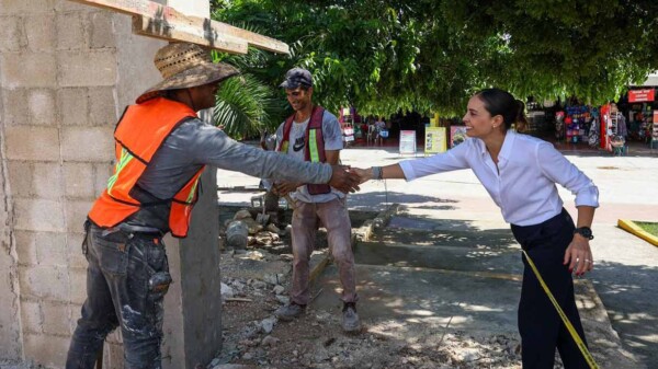Renueva Ana Paty Peralta dos paraderos en avenida Tulum