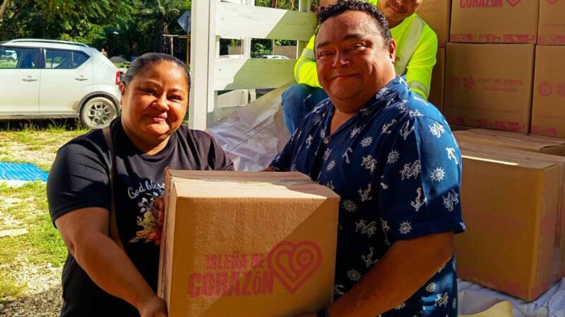 Gobierno de Isla Mujeres entrega despensas de Isleña de Corazón en el poblado de Francisco