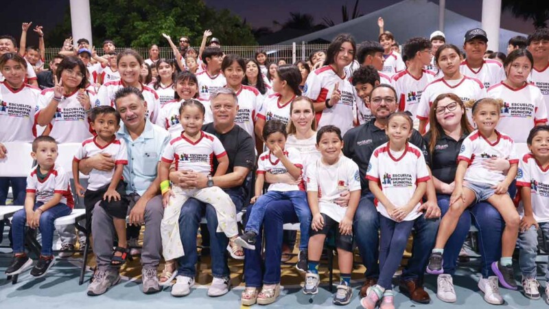 Atenea Gómez Ricalde entrega uniformes nuevos a las y los alumnos de la Escuelita Deportiva Municipal