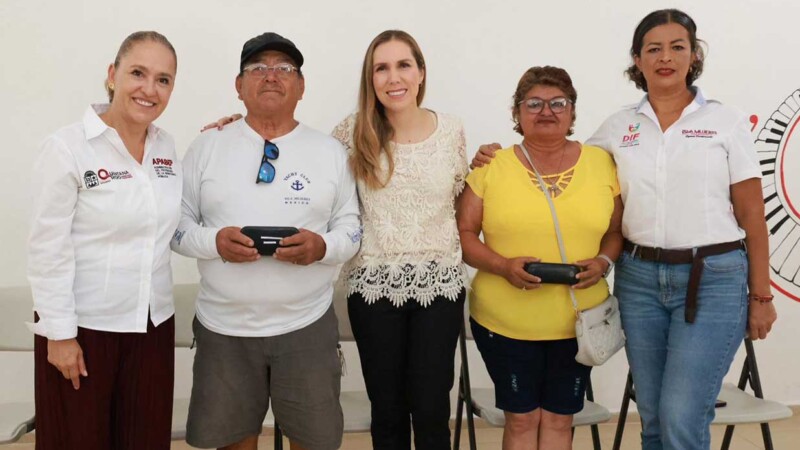 Beneficencia Pública entrega lentes graduados del Programa Transformamos tu Visión en Isla Mujeres