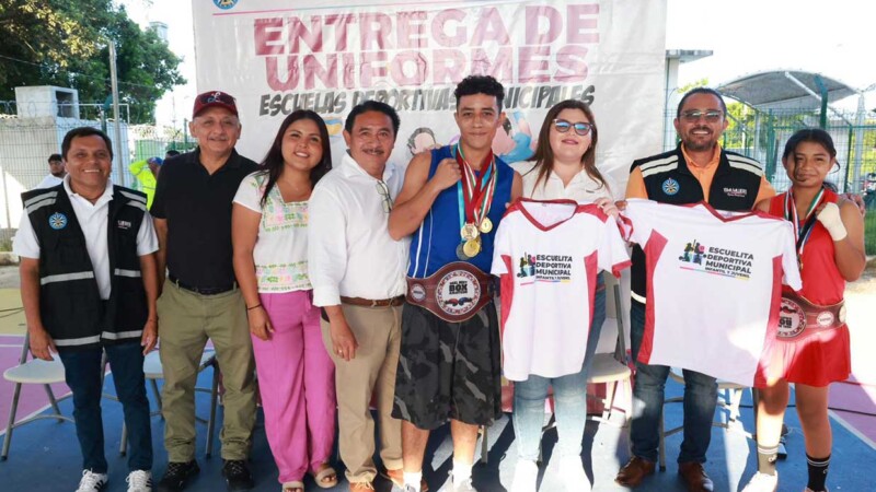 Gobierno Municipal entrega uniformes nuevos a los alumnos de la Escuelita Deportiva Municipal de Ciudad Mujeres