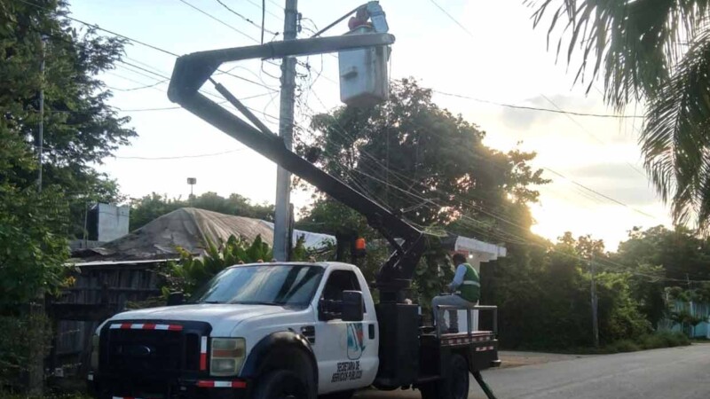 Atiende alumbrado público de Puerto Morelos reportes ciudadanos