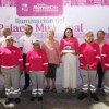 Entrega Blanca Merari prótesis mamarias e ilumina de rosa el palacio municipal