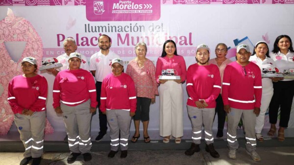 Entrega Blanca Merari prótesis mamarias e ilumina de rosa el palacio municipal