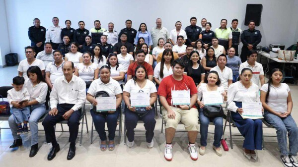 Entrega Blanca Merari constancias del tercer curso de manejo teórico y práctico