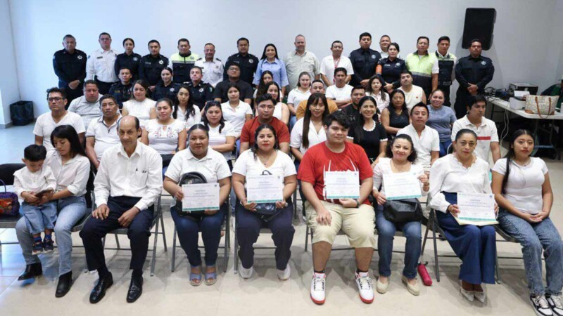 Entrega Blanca Merari constancias del tercer curso de manejo teórico y práctico