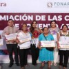 Felicita Blanca Merari a artesanos de Leona Vicario que destacaron en el concurso estatal de artesanias