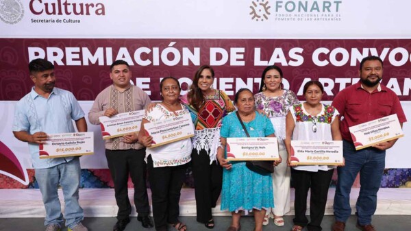 Felicita Blanca Merari a artesanos de Leona Vicario que destacaron en el concurso estatal de artesanias