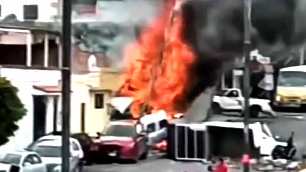 Tráiler sin frenos causa incendio al embestir casa y dos autos en Querétaro 