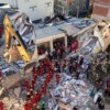 Colapso de edificio de 7 pisos en Turquia deja dos muertos y varios atrapados
