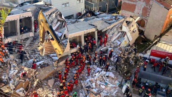 Colapso de edificio de 7 pisos en Turquia deja dos muertos y varios atrapados