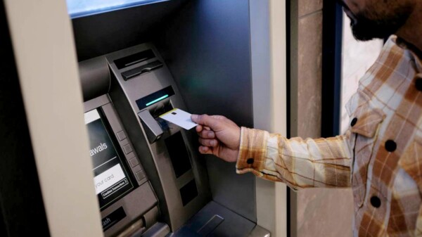 Empleado recibe millonario depósito por error y es demandado