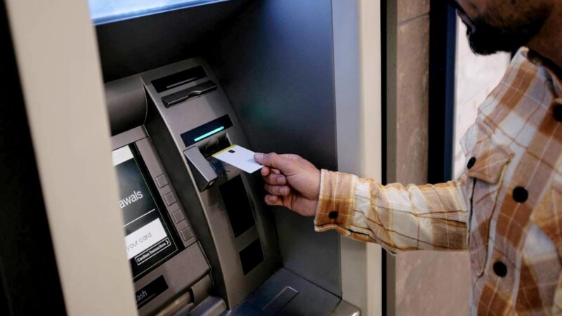 Empleado recibe millonario depósito por error y es demandado