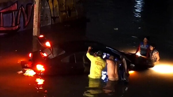 Fuerte tormenta azota a Cancún y desquicia la ciudad