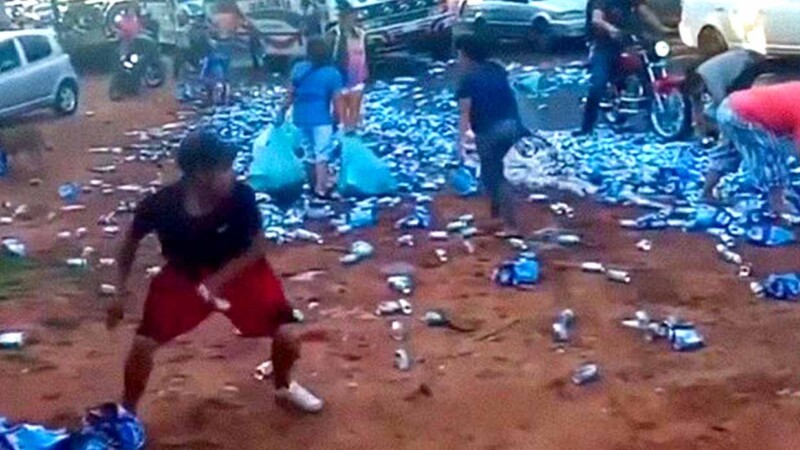 Camión de cerveza vuelca y la rapiña se desata de inmediato