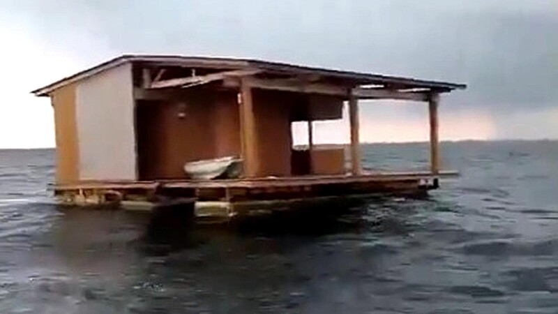 Encuentran en costas de Alvarado restaurante de Tuxpan arrastrado por la corriente