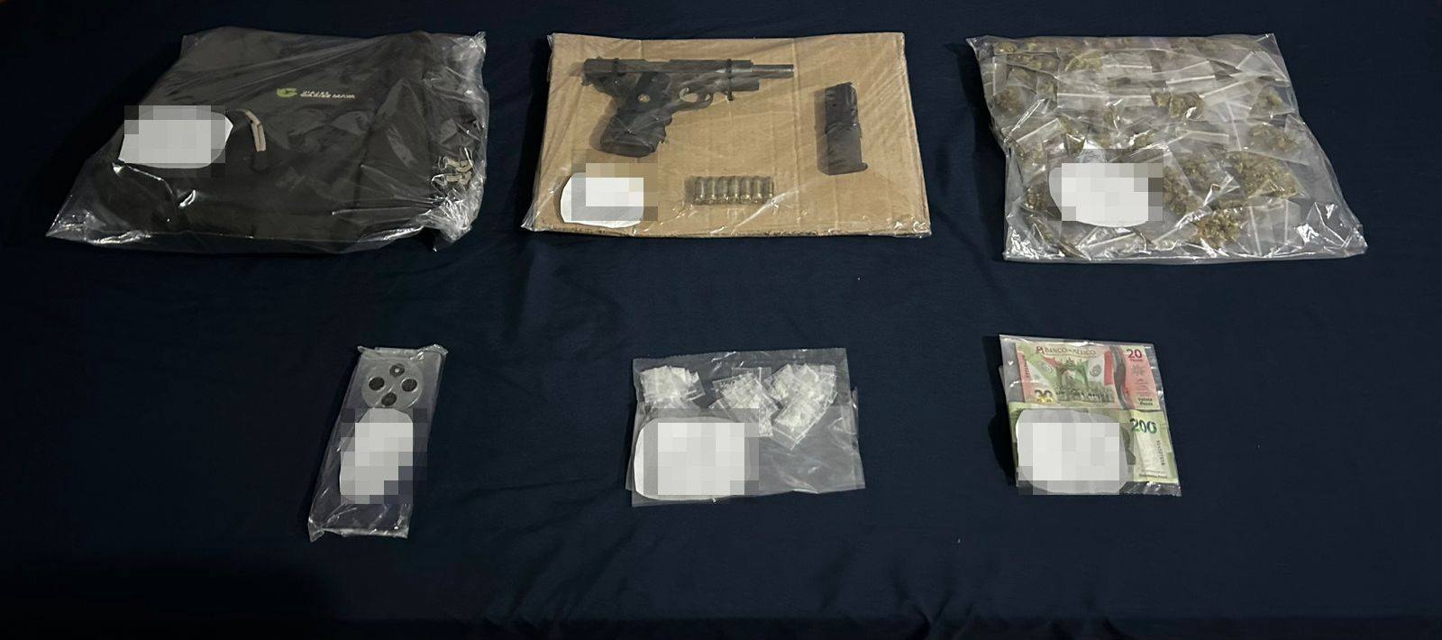 Detienen a presunto narcomenudista armado en la carretera Puerto Morelos-Cancún; Pablo "N" tenía en su poder bolsitas con enervantes y una pistola .9 mm.