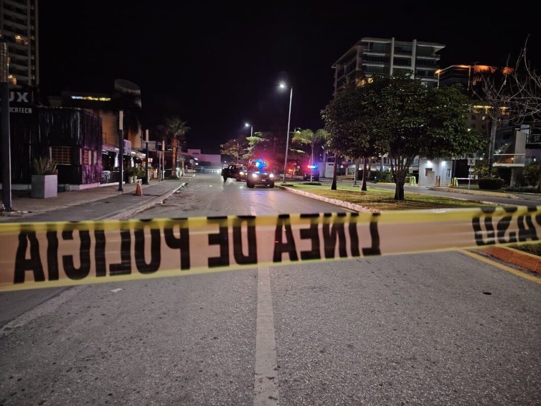 Ejecutan a presunto agente ministerial en el estacionamiento de la Plaza de Toros de Cancún; al parecer salía de un bar cuando sujetos armados lo atacaron.