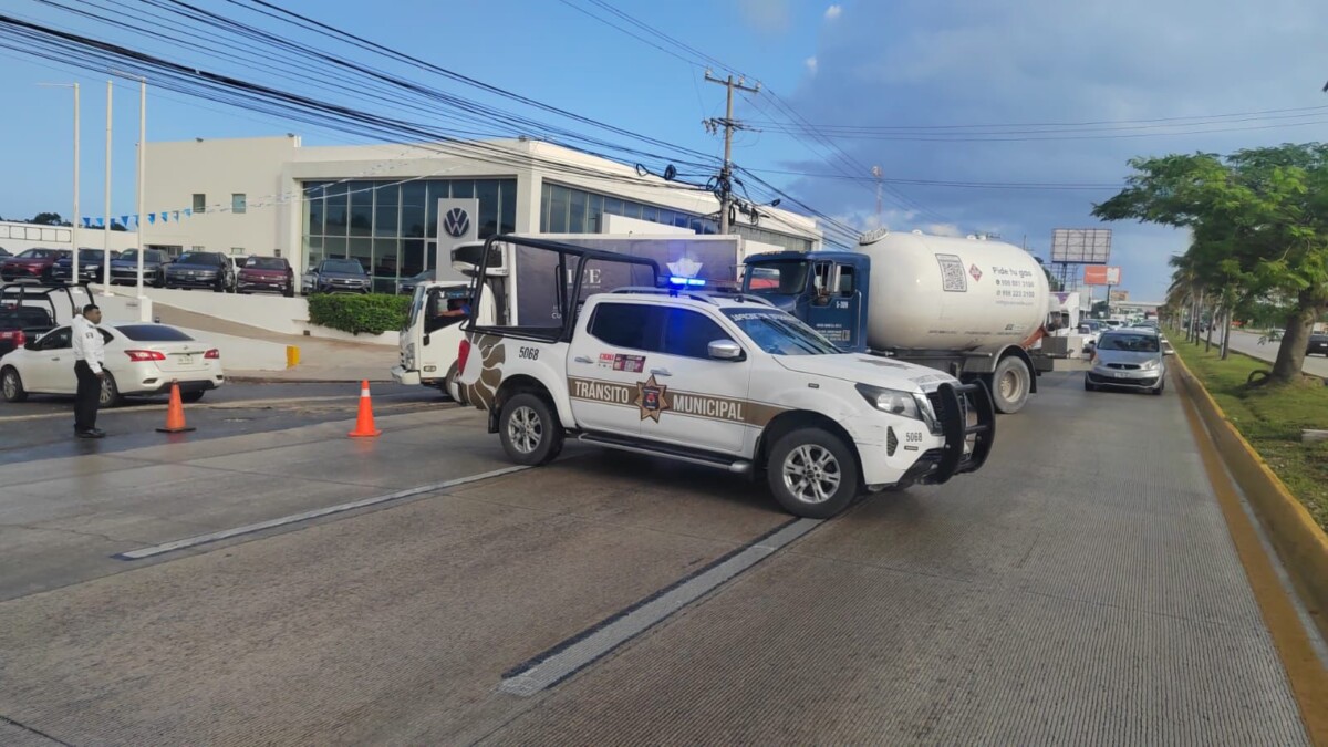 Se incendian vehículos tras aparatoso choque en el bulevar Colosio de Cancún; dejó dos personas lesionada el accidente a la altura del CRIT.