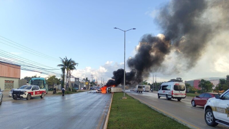 Se incendian vehículos tras aparatoso choque en el bulevar Colosio de Cancún