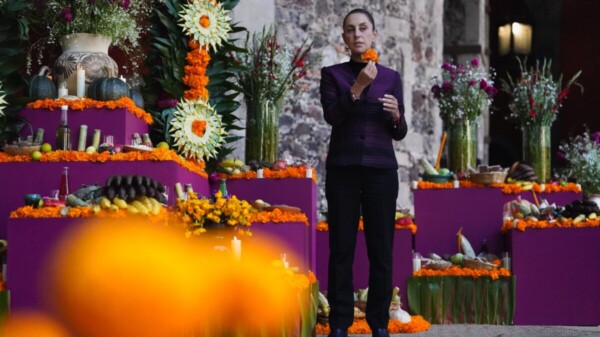 Sheinbaum dedica ofrenda a las mujeres del campo