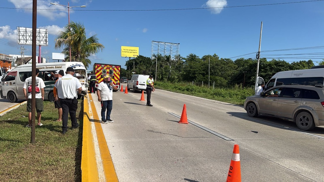 Choque entre unidades del servicio público deja 5 lesionados en el bulevar Colosio en Cancún; colisión por alcance entre una TTE y van de Playa Express.