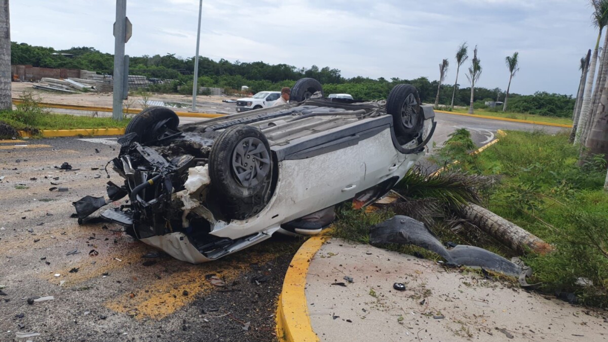 Fuerte accidente en la entrada a la estación del Tren Maya en Cancún; debido al fuerte impacto, una de las unidades volcó. Hubo tres heridos.