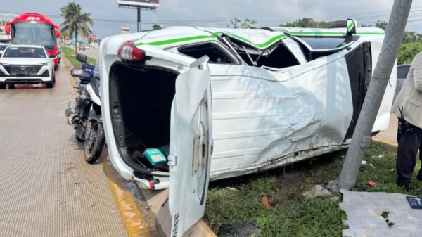 ¡Otra Vez! Pavimento mojado provoca una volcadura en la Colosio