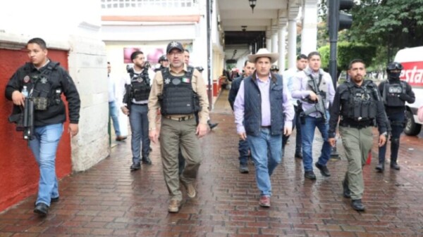 Detienen a 7 escoltas de Carlos Manzo