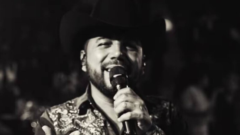 Fidel Rueda ofrece disculpa pública por proyección con IA de Claudia Sheinbaum en su concierto