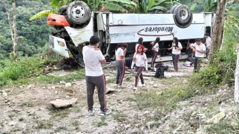 Tres muertos y más de 20 heridos al volcar un autobús en Veracruz
