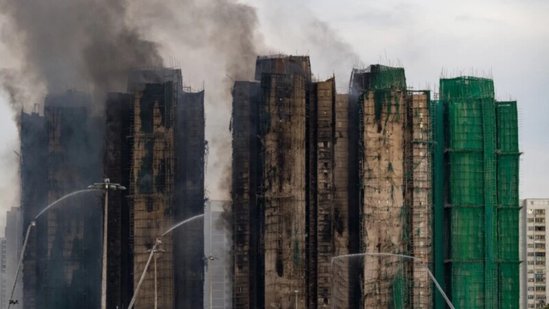 Sube a 65 cifra muertos por incendio en Hong Kong