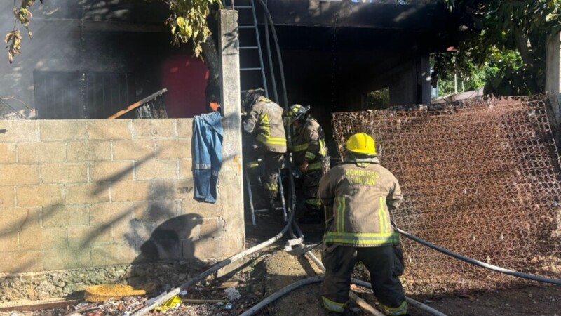 Bomberos de Cancún sofocan incendio en casa habitación en la colonia El Milagro