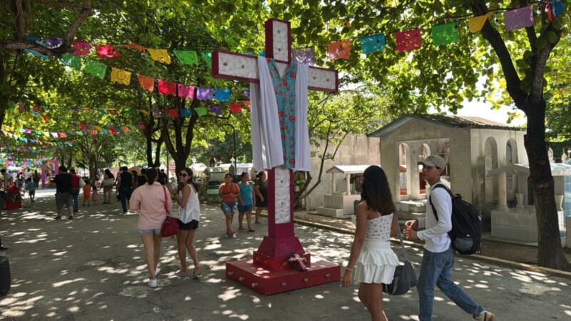 Acuden cancunenses a panteones en el tradicional Día de Muertos