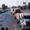 Logran acuerdo en conflicto con agricultores y transportistas