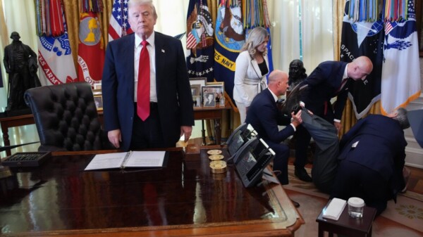 Trump de cuerpo entero: ejecutivo se desmaya y él ni se inmuta