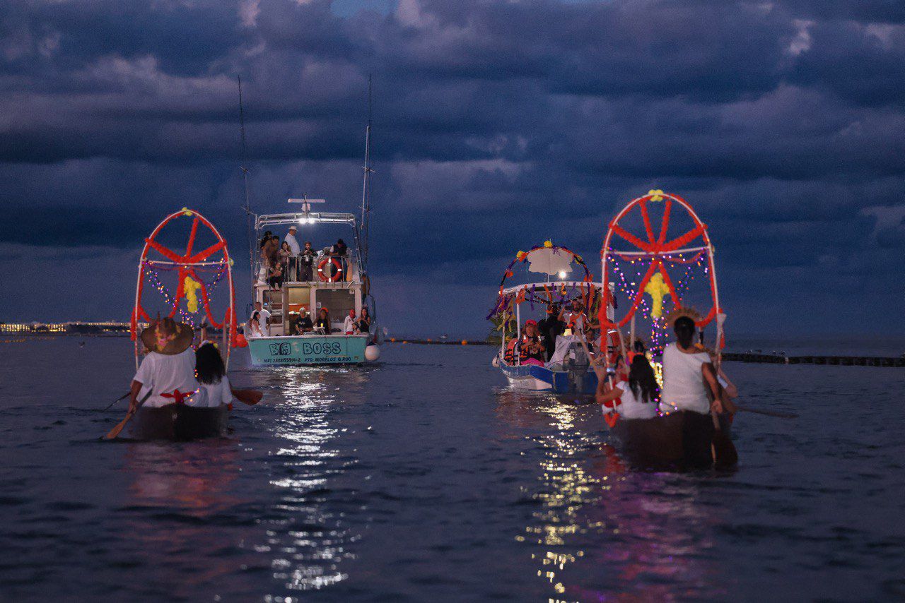 Más de 3,500 personas vibraron en el Festival “Mar de Almas, Tradición que da Vida”, con la procesión de embarcaciones, el paseo de las ánimas, grandes catrinas, coloridos altares y alebrijes que dieron vida a la conmemoración del Día de Muertos.