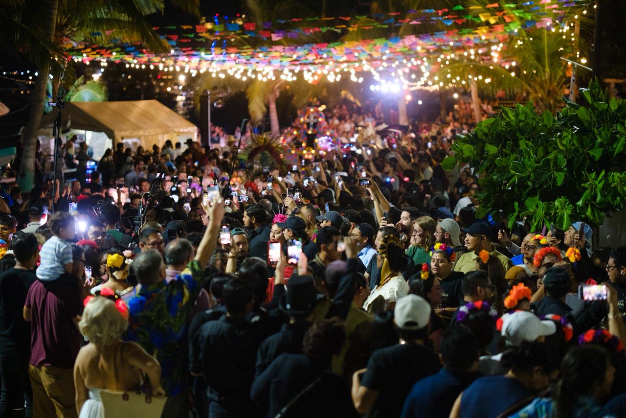 Más de 75 mil personas habrán participado en este programa artístico cultural de talla internacional en los tres días de actividades. Solamente este sábado hubo 30 mil asistentes.