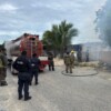 Consume el fuego vivienda de madera y láminas en zona de invasión de Cancún (VDEO)