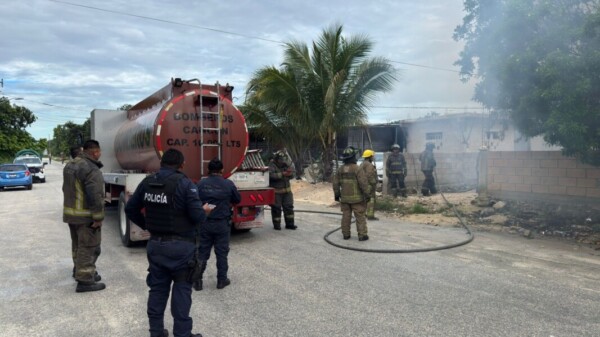 Consume el fuego vivienda de madera y láminas en zona de invasión de Cancún (VDEO)