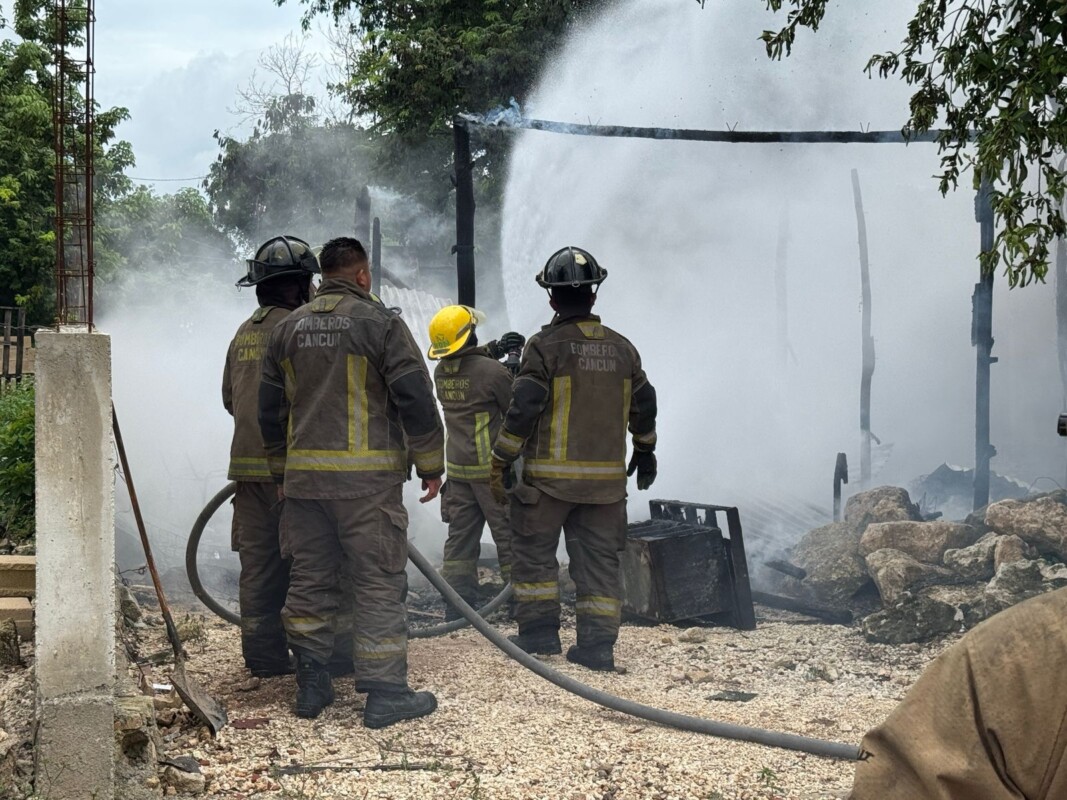 Consume el fuego vivienda de madera y láminas en zona de invasión de Cancún; una familia logró ponerse a salvo, aunque perdieron sus pertenencias.