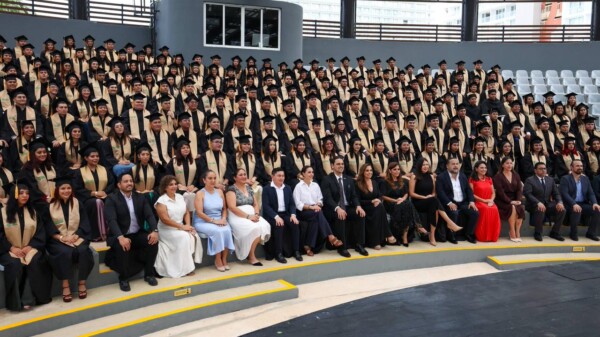 Ana Paty Peralta felicita a egresados de UT Cancún generación 2023-2025