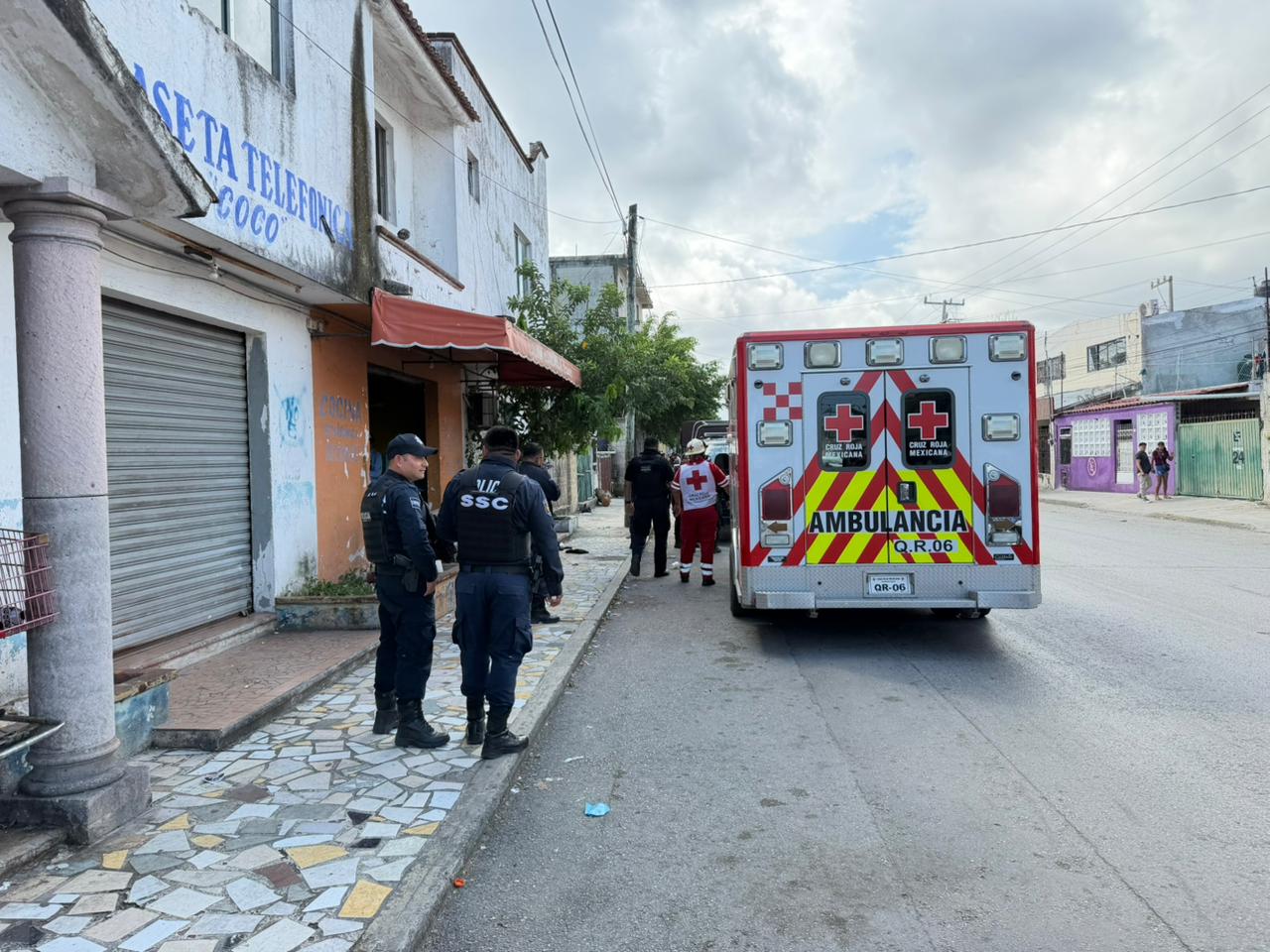 Balean a un sujeto cerca del mercado 'Chetumalito' de Cancún (VIDEO); la víctima logró llegar hasta la Ruta 4 en donde solicitó auxilio.