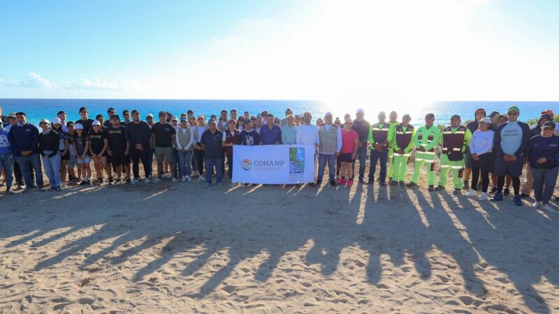 Reforesta Ana Paty Peralta duna costera de playa Delfines