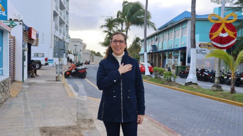 Avanza el retiro de postes en la avenida Rueda Medina de Isla Mujeres; 26 desmontados en el segundo día de trabajos