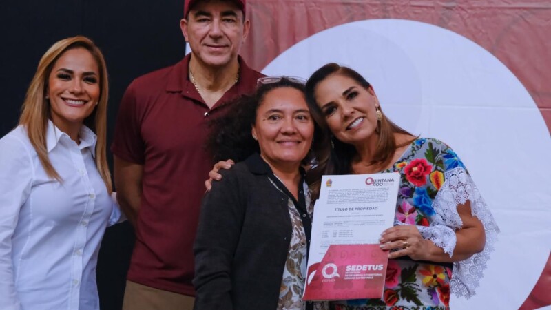 Mara Lezama entrega 126 títulos de propiedad a familias cancunenses, que representa un acto de justicia social