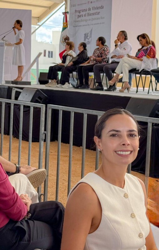 De manos de la Presidenta de México, Claudia Sheinbaum Pardo, estudiantes cancunenses reciben las primeras tarjetas en la entidad.